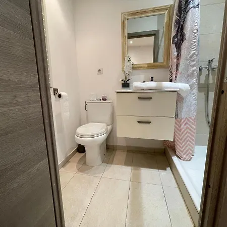 Charming Haven In דירה